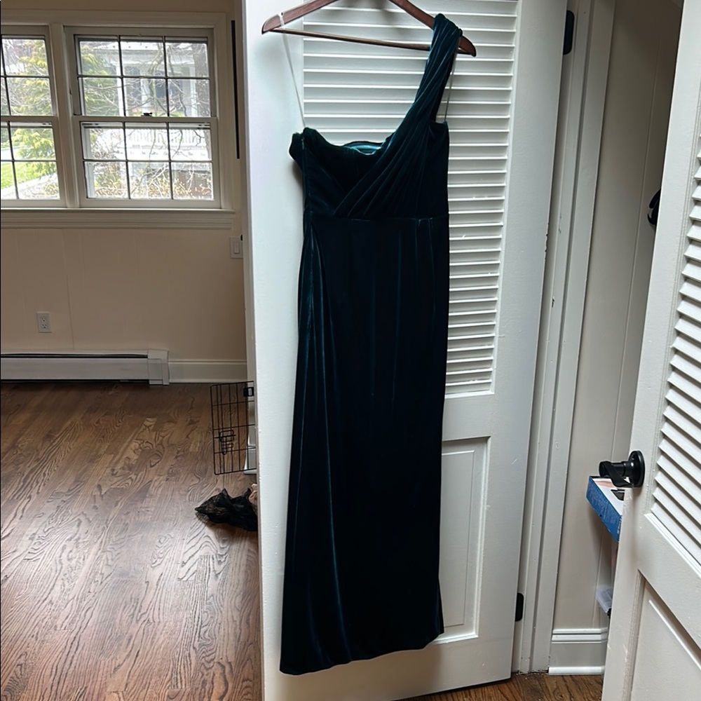 Elegant Green Velvet One-Shoulder Dress